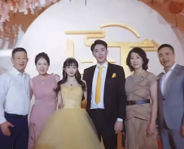 特步公主訂婚後首秀恩愛 自曝與老公是青梅竹馬