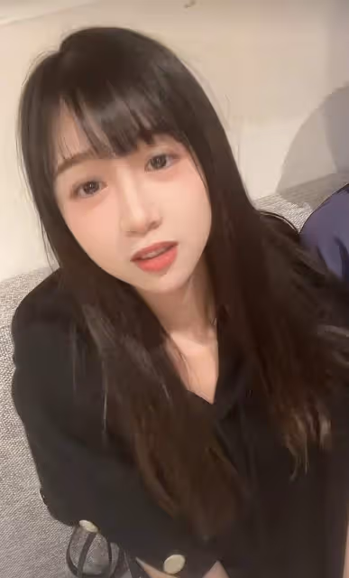 特步公主訂婚後首秀恩愛 自曝與老公是青梅竹馬