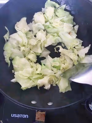 圓白菜炒肉片（秘制）