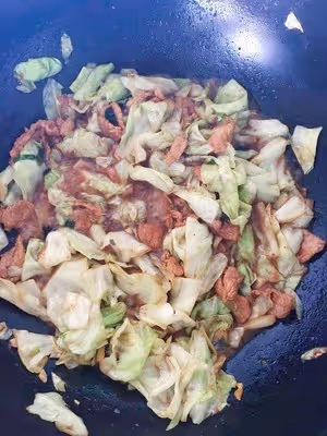 圓白菜炒肉片（秘制）
