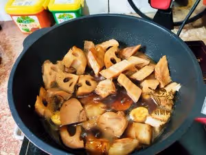 五花肉燜蓮藕「肥而不膩超級下飯好味道」