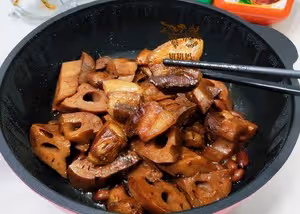 五花肉燜蓮藕「肥而不膩超級下飯好味道」