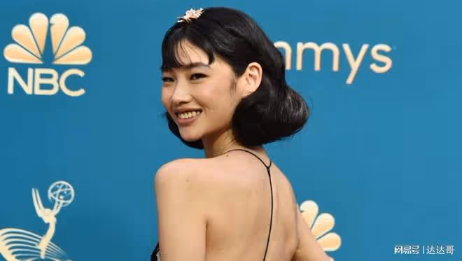 艾美獎|李政宰放閃豪門女友!鄭浩妍談回歸魷魚:我都死了