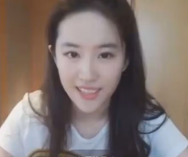 劉亦菲直播時不小心關了美顏 網友:知道明星和網紅的區別了