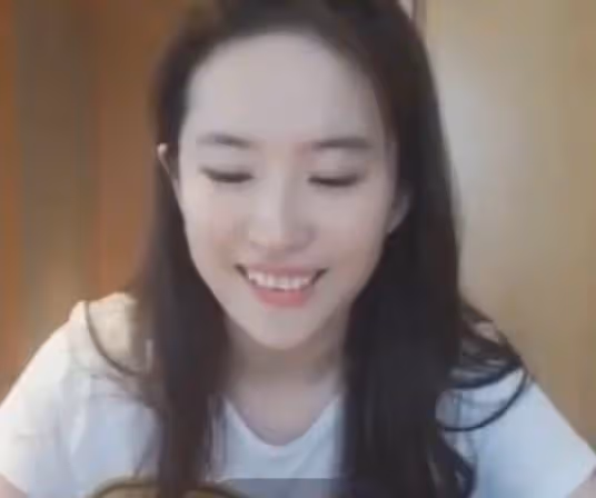 劉亦菲直播時不小心關了美顏 網友:知道明星和網紅的區別了