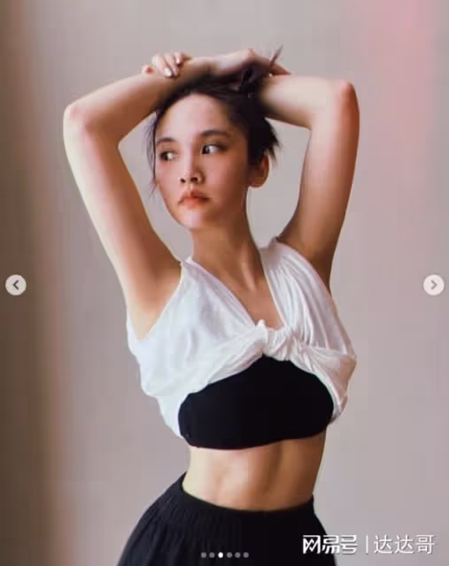 楊丞琳傳有喜? 罕拉衣至胸上 傲人曲線暴露無遺