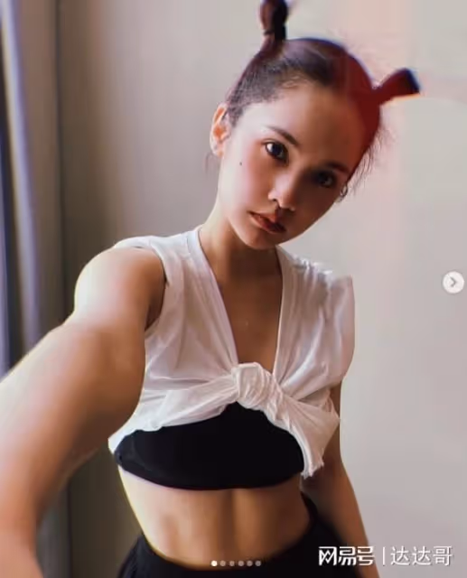 楊丞琳傳有喜? 罕拉衣至胸上 傲人曲線暴露無遺