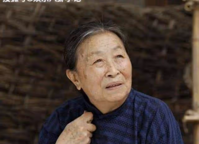 57歲出道72歲成名，住40平米房，今83歲接戲為兒子還房貸