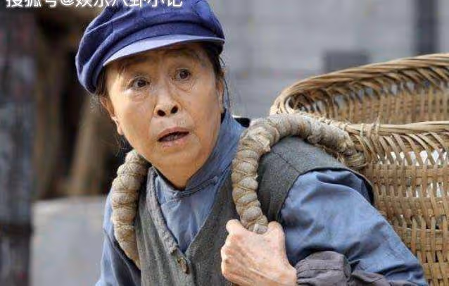 57歲出道72歲成名,住40平米房,今83歲接戲為兒子還房貸