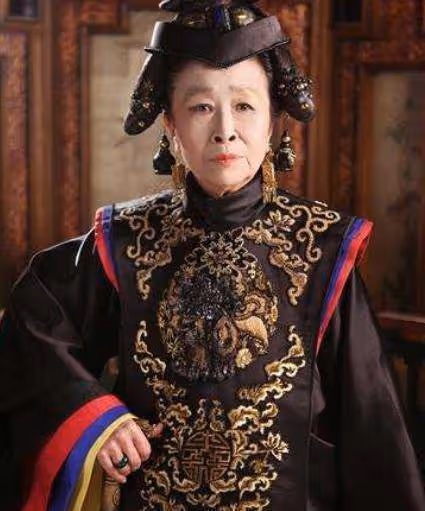 57歲出道72歲成名,住40平米房,今83歲接戲為兒子還房貸