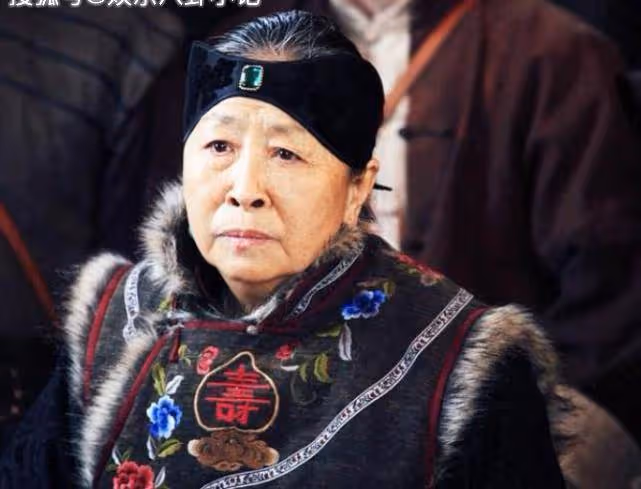 57歲出道72歲成名,住40平米房,今83歲接戲為兒子還房貸