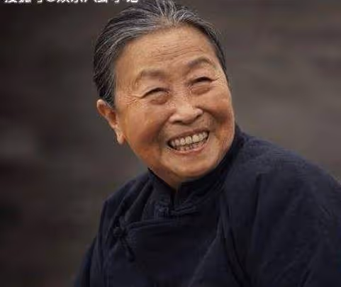 57歲出道72歲成名，住40平米房，今83歲接戲為兒子還房貸