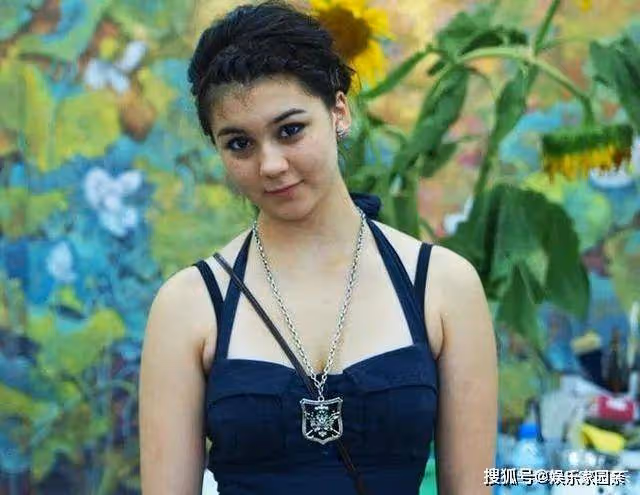 張鐵林混血女兒很漂亮但不會說中文 ,父親曾為討好女兒忍氣吞聲