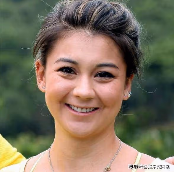 張鐵林混血女兒很漂亮但不會說中文 ,父親曾為討好女兒忍氣吞聲