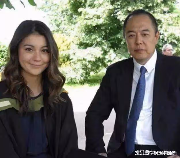 張鐵林混血女兒很漂亮但不會說中文 ,父親曾為討好女兒忍氣吞聲