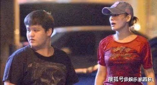 寧靜的22歲混血兒子:繼承父母完美基因,父母離婚後仍堅強成長