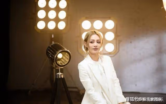 寧靜的22歲混血兒子:繼承父母完美基因,父母離婚後仍堅強成長