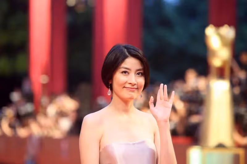 「49歲的陳慧琳」狀態真好，穿抹胸裙亮相活動，玲瓏有致，網友：身上沒有一絲贅肉