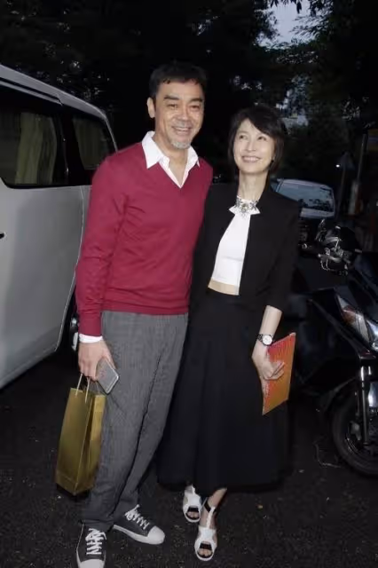 52歲郭藹明近照曝光！一身綠色抹胸「黃瓜裙」現身，腰部的「鏤空」成最大亮點