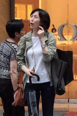 52歲郭藹明近照曝光！一身綠色抹胸「黃瓜裙」現身，腰部的「鏤空」成最大亮點