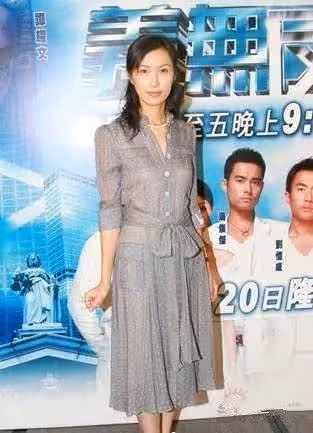 52歲郭藹明近照曝光！一身綠色抹胸「黃瓜裙」現身，腰部的「鏤空」成最大亮點