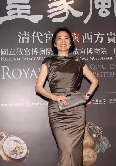 林青霞67歲穿裹身魚尾裙曲線玲瓏，同框小25歲超模也不輸，網友：時光從來不敗美人