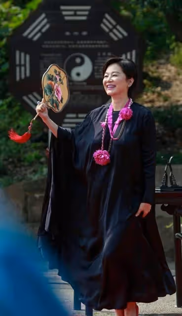 林青霞67歲穿裹身魚尾裙曲線玲瓏，同框小25歲超模也不輸，網友：時光從來不敗美人