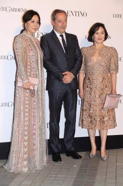 60歲何超瓊出席活動，花甲之年仍有窈窕曲線，穿碎花裙不輸巨星劉嘉玲