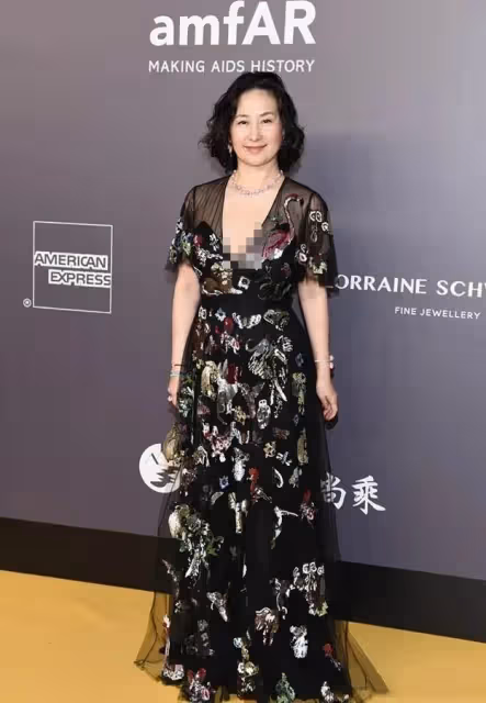60歲何超瓊出席活動，花甲之年仍有窈窕曲線，穿碎花裙不輸巨星劉嘉玲