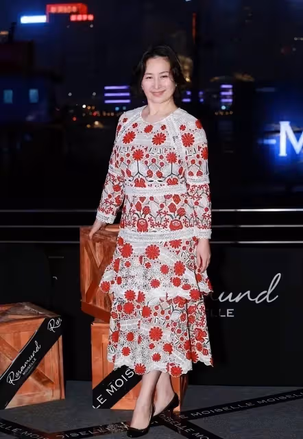 60歲何超瓊出席活動，花甲之年仍有窈窕曲線，穿碎花裙不輸巨星劉嘉玲