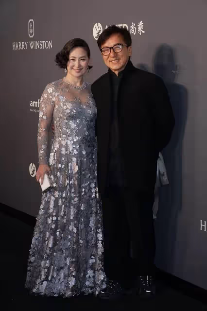 60歲何超瓊出席活動，花甲之年仍有窈窕曲線，穿碎花裙不輸巨星劉嘉玲