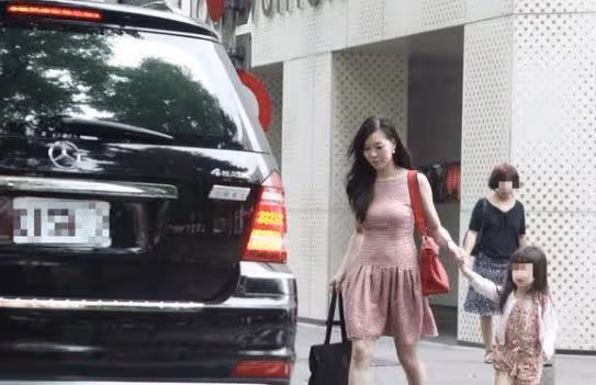 罕談婚後變化！曾馨瑩主動「斬斷名流社交圈」帶3娃樂當異類　笑曝「用公文和郭董溝通」逗趣互動曝光