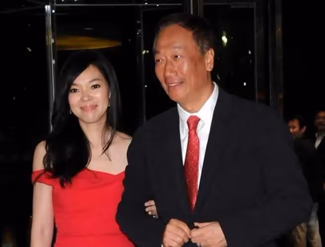 罕談婚後變化!曾馨瑩主動「斬斷名流社交圈」帶3娃樂當異類 笑曝「用公文和郭董溝通」逗趣互動曝光