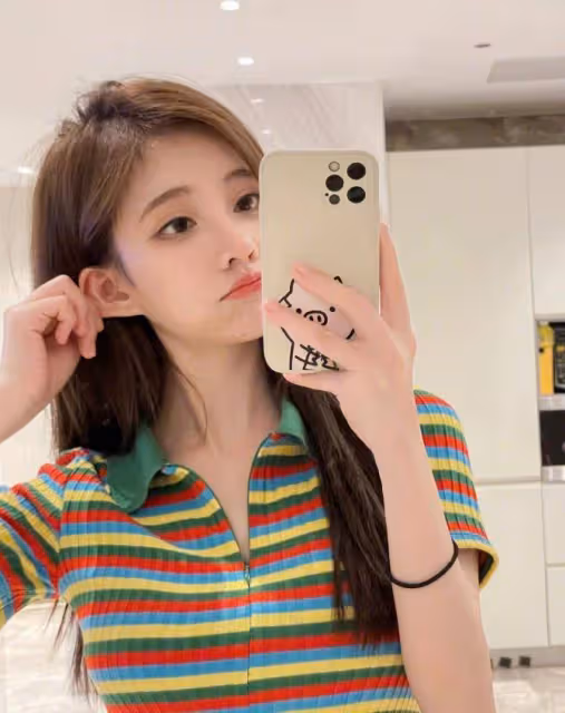 路人視角下的馮提莫,白T牛仔褲少女感十足,網友:顏值相當抗打