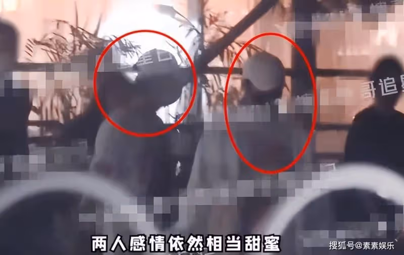 鹿晗為關曉彤慶生聚餐, 兩人穿情侶裝超甜蜜,手裡拎著大包小包