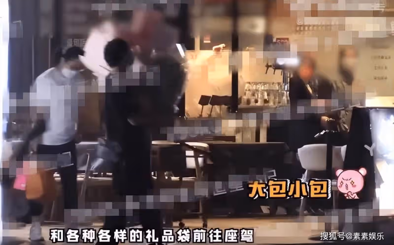 鹿晗為關曉彤慶生聚餐, 兩人穿情侶裝超甜蜜,手裡拎著大包小包
