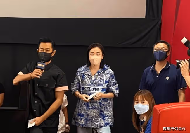 「百億闊太」甘比包場看電影 與人合照當場跪地