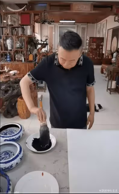 潘長江曬自己作畫視頻,豪宅內堆滿古董