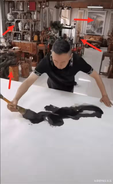 潘長江曬自己作畫視頻,豪宅內堆滿古董