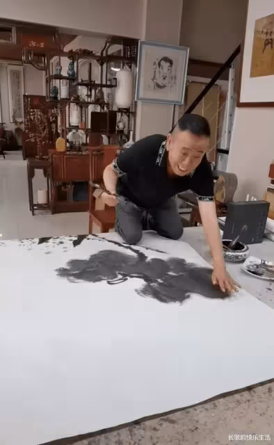 潘長江曬自己作畫視頻,豪宅內堆滿古董