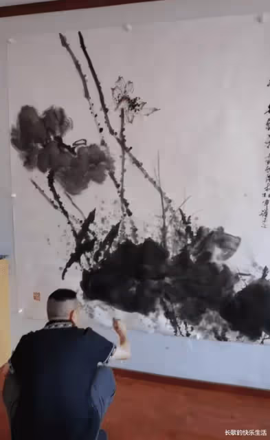 潘長江曬自己作畫視頻,豪宅內堆滿古董