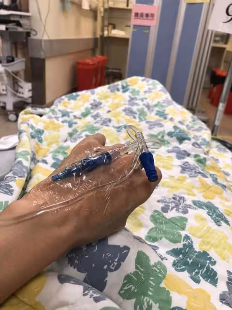TVB女星鄭艷麗再進ICU！手上插針管纏膠布，已改當服務員患厭食症