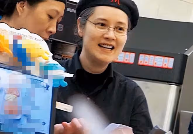TVB女星鄭艷麗再進ICU！手上插針管纏膠布，已改當服務員患厭食症