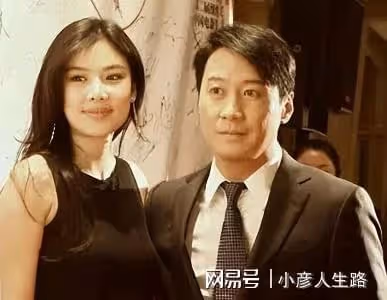 樂基兒穿比基尼坐草地，肚子上贅肉明顯透出幸福肥，和老公感情好