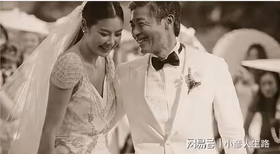 樂基兒穿比基尼坐草地，肚子上贅肉明顯透出幸福肥，和老公感情好