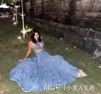 樂基兒穿比基尼坐草地，肚子上贅肉明顯透出幸福肥，和老公感情好