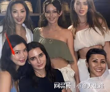 樂基兒穿比基尼坐草地，肚子上贅肉明顯透出幸福肥，和老公感情好