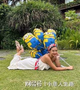 樂基兒穿比基尼坐草地，肚子上贅肉明顯透出幸福肥，和老公感情好
