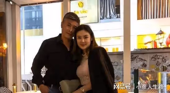 樂基兒穿比基尼坐草地，肚子上贅肉明顯透出幸福肥，和老公感情好