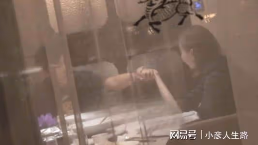 曝秦昊與神秘女子牽手調情,老婆伊能靜到後秒收斂,飯桌氛圍微妙